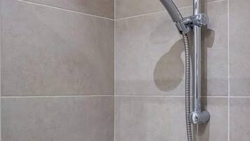 Regadera, amenidades de baño gratuitas, secadora de cabello, toallas