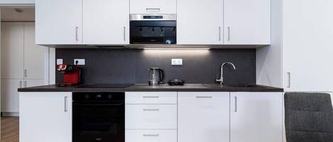 Kühlschrank, Mikrowelle, Ofen, Herdplatte