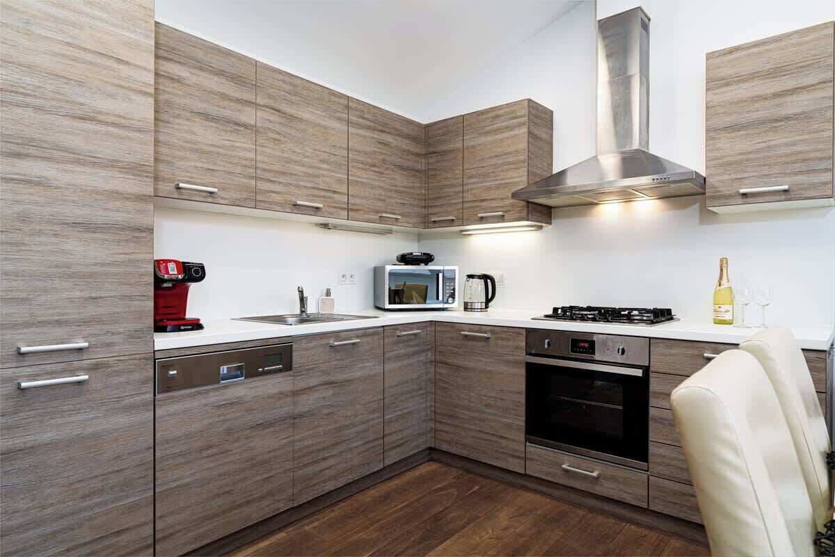 Kühlschrank, Mikrowelle, Ofen, Herdplatte