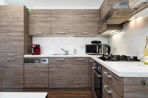Coffee/tea maker, fridge, microwave, oven