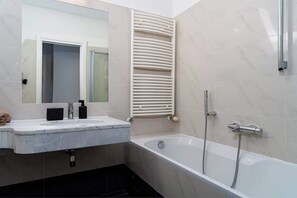 Shower, free toiletries, hair dryer, bidet