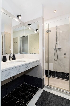 Shower, hair dryer, towels, soap - Brilliant Beast Suite (Prague 1)