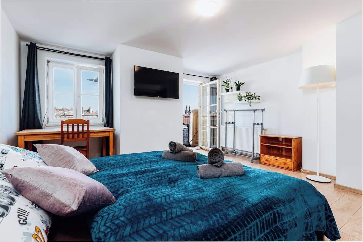 Iron/ironing board, travel crib, WiFi, bed sheets