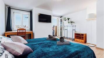 Iron/ironing board, travel crib, WiFi, bed sheets