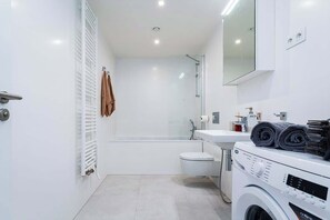 Shower, hair dryer - Elvis Deluxe Suite Su (Prague 5)