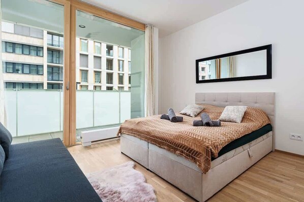 Iron/ironing board, travel crib, WiFi, bed sheets