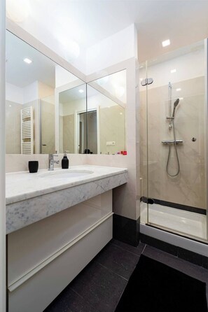 Shower, hair dryer - Big Cat Residence Sum (Prague 2)