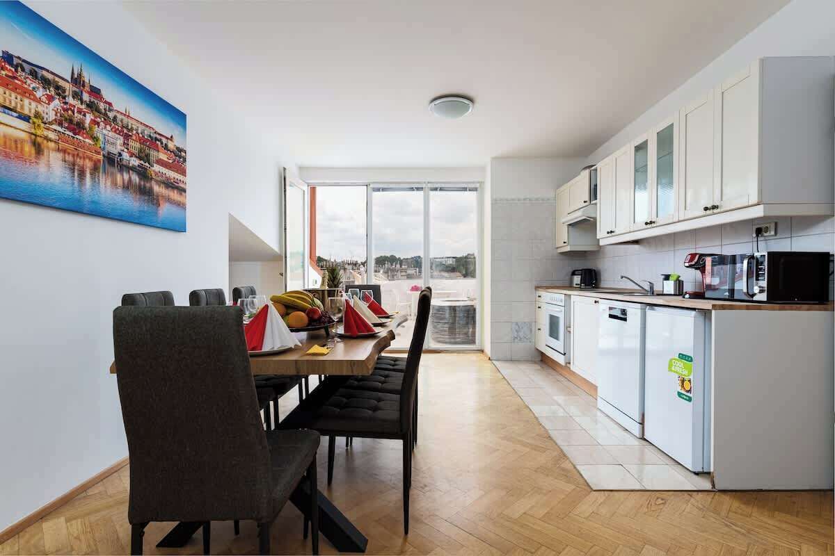 Wasserkocher mit Kaffee-/Teezubehör, Kühlschrank, Mikrowelle, Ofen