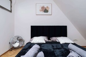 Silitysrauta/-lauta, vauvan matkasänky, Wi-Fi, vuodevaatteet