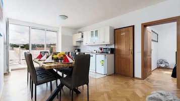 Wasserkocher mit Kaffee-/Teezubehör, Kühlschrank, Mikrowelle, Ofen