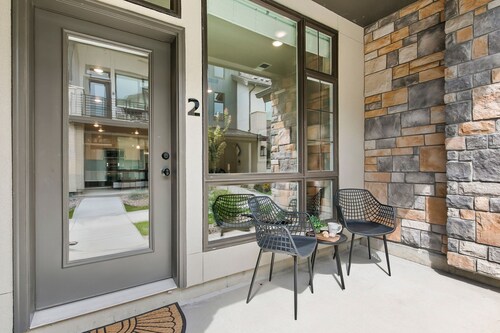 Modern Flat in Old Town N Attached Garage with EV