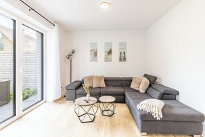 TV - Holiday Home 'Das Strandhaus 2' with Shared Terrace and Wi-Fi (Lembruch)