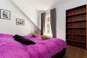 Desk, soundproofing, iron/ironing board, travel crib - White Rabbit's Residence (Prague 2)