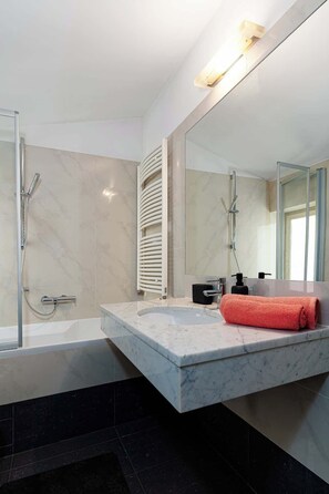 Shower, free toiletries, hair dryer, towels