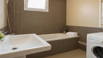 Appartement | Badkamer | Gratis toiletartikelen, een haardroger, handdoeken, zeep