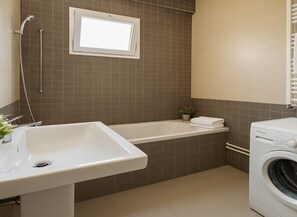 Apartamento | Baño | Artículos de higiene personal gratuitos, secador de pelo y toallas
