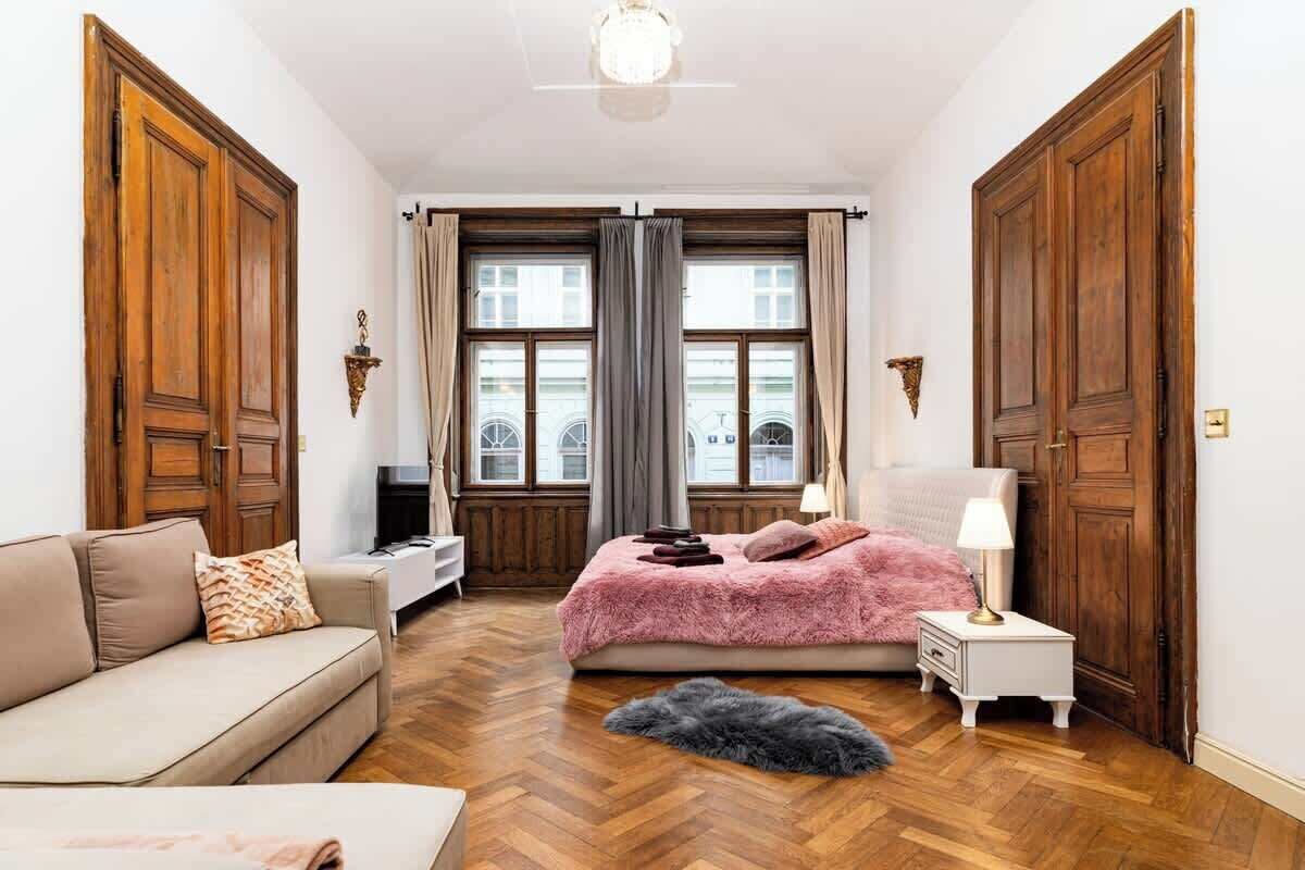 3 bedrooms, in-room safe, desk, soundproofing
