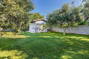 Property grounds - Villa Taste with heated pool, barbecue, pet friendly (Fažana)