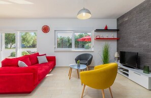 TV - Villa Taste with heated pool, barbecue, pet friendly (Fažana)