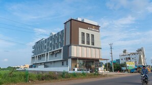 Un edificio moderno con un letrero que dice "K Fortune Hotel".