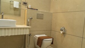 Un baño con lavamanos blanco, inodoro y ducha.