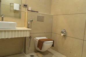 Family Suite | Bathroom | Shower, towels, soap, shampoo