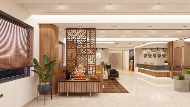 Un moderno vestíbulo de hotel con mostrador de recepción, plantas decorativas y una partición de madera.