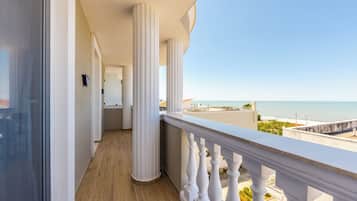 Suite, balcon, vue mer | Enceinte de lâhĂ©bergement