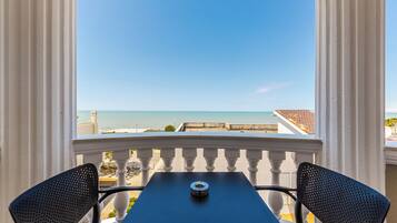 Suite, balcón, vista al mar | Restaurante al aire libre