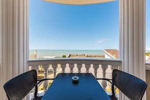 Suíte, sacada, vista para o mar | Opções para refeição ao ar livre