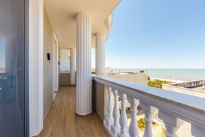 Suite, balcon, vue mer | Enceinte de l’hébergement