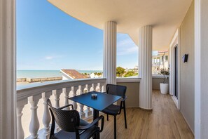 Suite, balkon, uitzicht op zee | Buiten dineren