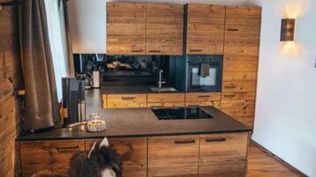 Kühlschrank, Ofen, Geschirrspüler, Wasserkocher mit Kaffee-/Teezubehör