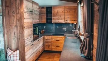 Kühlschrank, Ofen, Geschirrspüler, Wasserkocher mit Kaffee-/Teezubehör