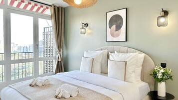 Apartemen Deluks, pemandangan kota | Setrika/meja setrika, tempat tidur bayi, Wi-Fi gratis, dan seprai linen