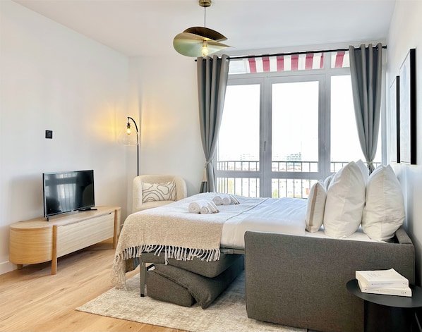 Deluxe Apartment, City View | Living area | Smart TV