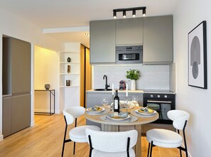 Deluxe Apartment, City View | Dining room