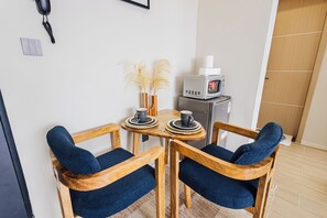 アパートメント 1 ベッドルーム バリアフリー | リビングルーム | 書庫