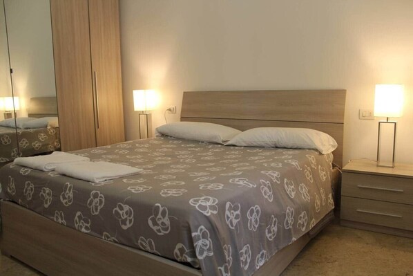 2 bedrooms, iron/ironing board, WiFi