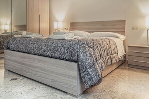 2 bedrooms, iron/ironing board, WiFi