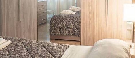 2 bedrooms, iron/ironing board, WiFi