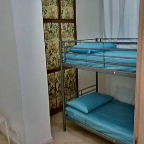 2 bedrooms, iron/ironing board, WiFi
