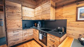 Kühlschrank, Ofen, Geschirrspüler, Wasserkocher mit Kaffee-/Teezubehör