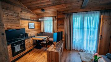 Kühlschrank, Ofen, Geschirrspüler, Wasserkocher mit Kaffee-/Teezubehör