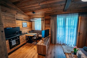 Kühlschrank, Ofen, Geschirrspüler, Wasserkocher mit Kaffee-/Teezubehör