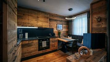 Fridge, oven, dishwasher, coffee/tea maker