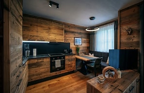 Fridge, oven, dishwasher, coffee/tea maker