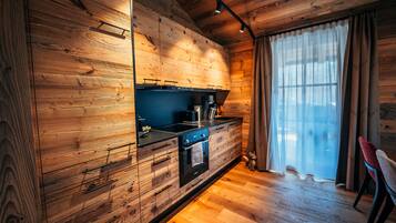 Kühlschrank, Ofen, Geschirrspüler, Wasserkocher mit Kaffee-/Teezubehör