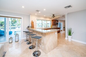 Fridge, microwave, oven, stovetop - Spacious 5-bedroom villa in charming Fort Lauderdale, Dock and Pool (Fort Lauderdale)