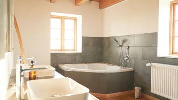 Dusche, Whirlpool, Haartrockner, Handtücher